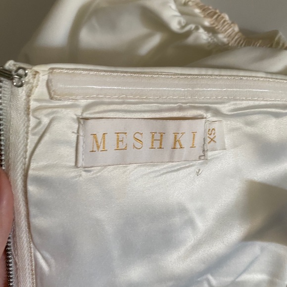 Meshki strapless top with puff sleeves. - Picture 4 of 5